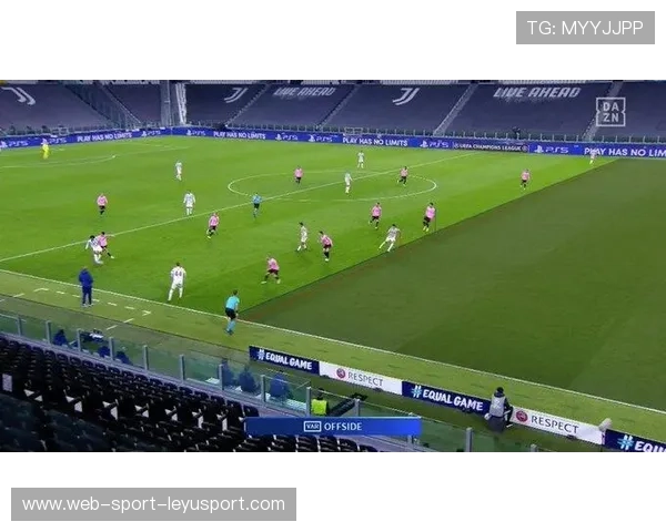 阿劳霍禁区内飞身封堵：一记捍卫蓝白的瞬间